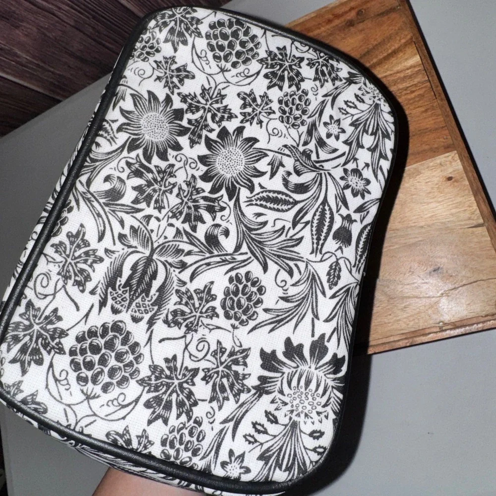 B.T. Rosso Cosmetic Case Women OS White Black Floral Heart Zipper Vanity Bag